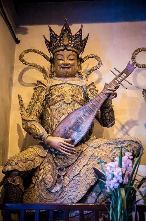 持国天王的法器是什么